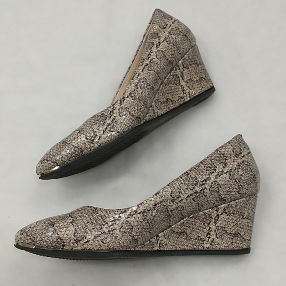 Cole Hann Grand Ambition Wedge Heel Pump in a snake, Size 9 - Picture 3 of 8
